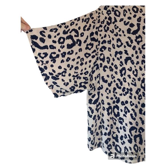 T Tahari blue and white animal print blouse size large - Picture 3 of 5